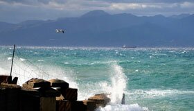 La mareggiata sullo Stretto: i colori di Reggio Calabria mossi dal vento (ph. Nicola Leonardi)