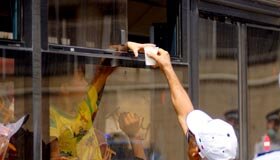 Lo sbarco degli immigrati a Reggio nelle fotografie di Aldo Valenti